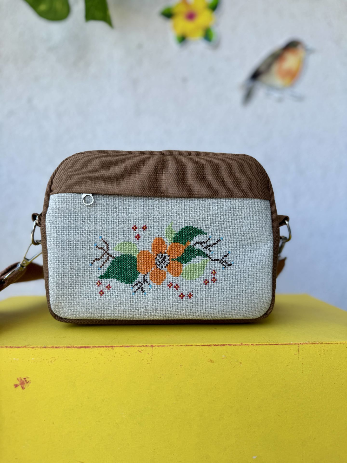 Kahverengi Kanaviçe El İşlemeli Çiçekli Çapraz Çanta