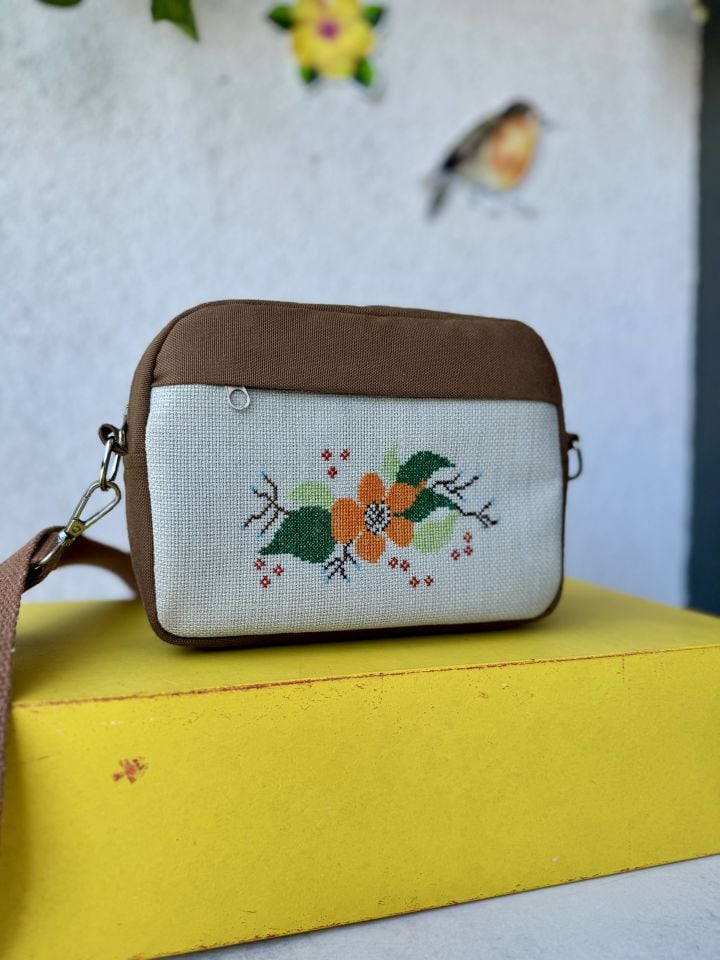 Kahverengi Kanaviçe El İşlemeli Çiçekli Çapraz Çanta