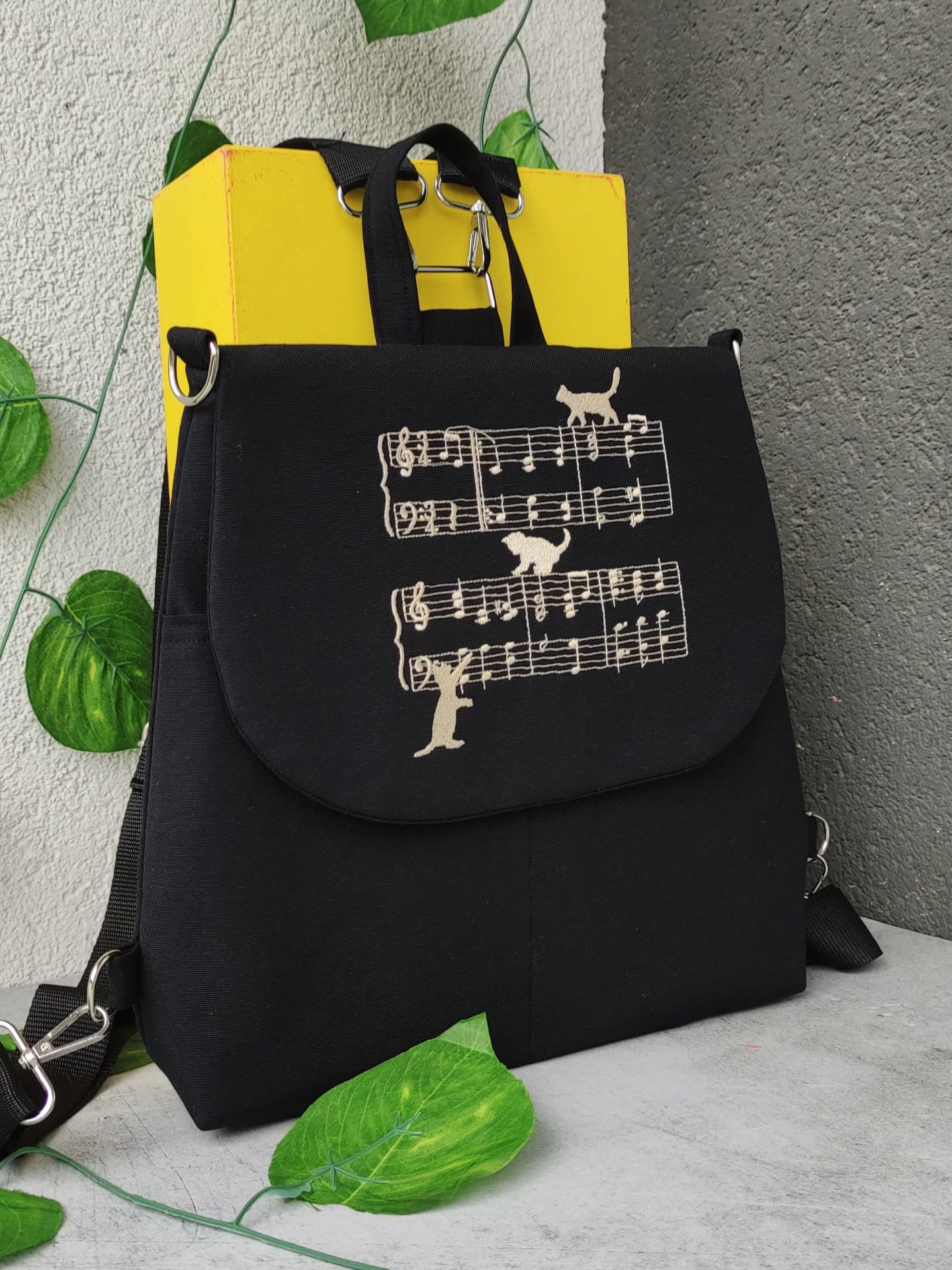 Siyah Kedili - Notalı Nakışlı Sırt Çantası