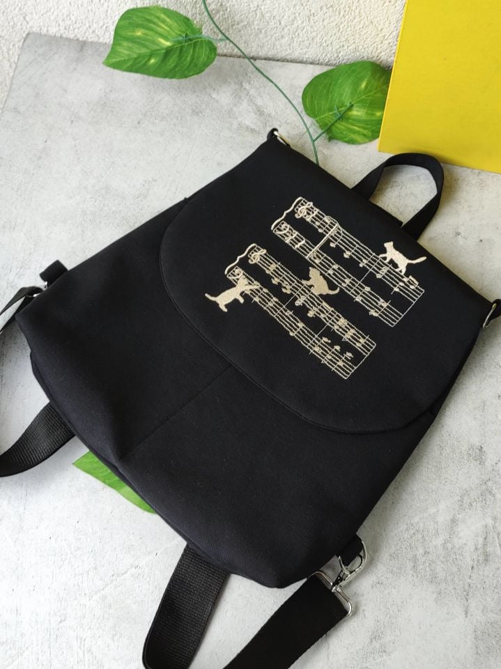 Siyah Kedili - Notalı Nakışlı Sırt Çantası