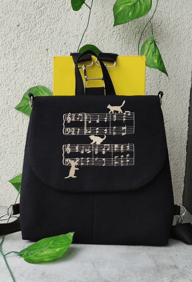 Siyah Kedili - Notalı Nakışlı Sırt Çantası