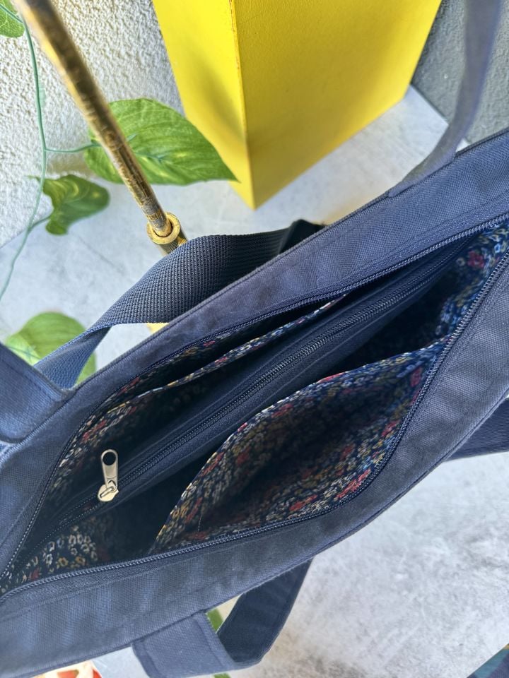 Lacivert Çiçekli ve Bisikletli Nakışlı Çok Cepli Omuz Çantası