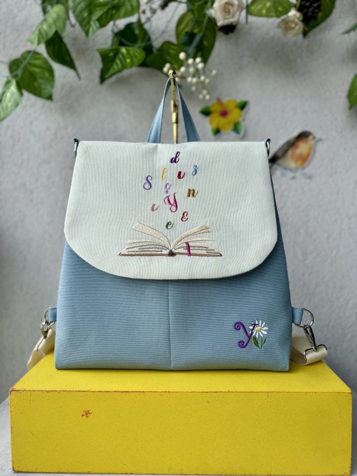 Mavi Kitap Nakışlı Sırt Çantası