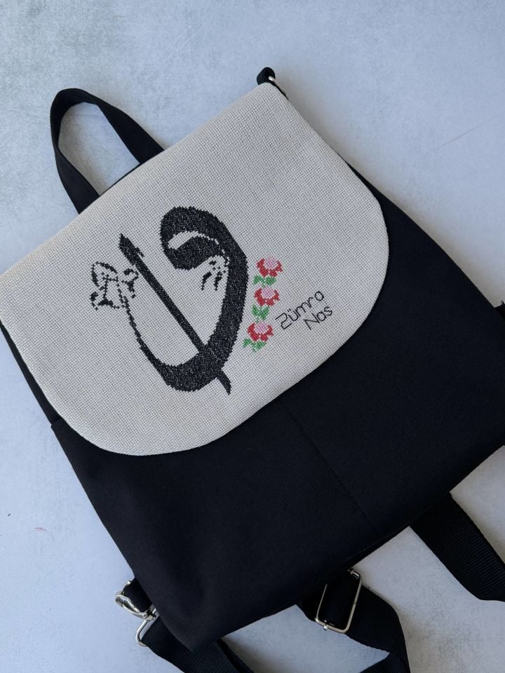 Siyah Vav Elif Kanaviçe İşlemeli Sırt Çantası