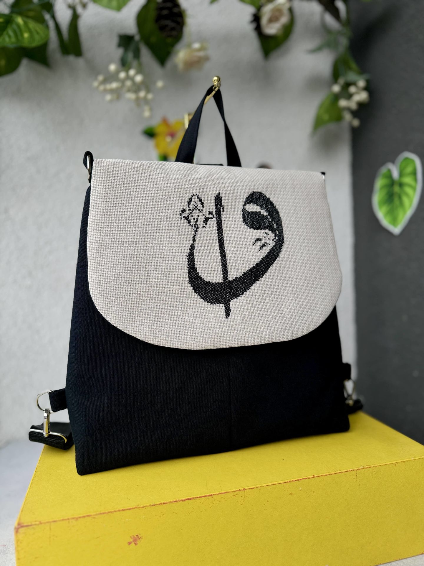 Siyah Vav Elif Kanaviçe İşlemeli Sırt Çantası