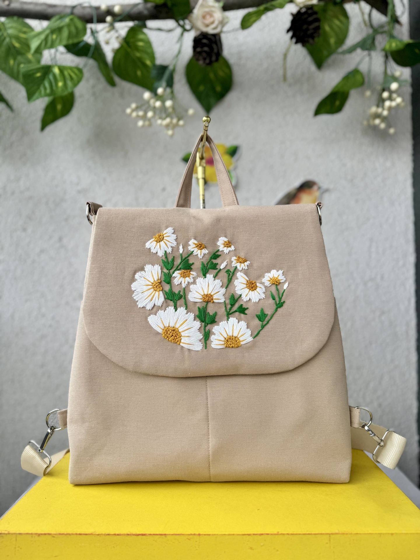 Krem Papatyalı El Nakışlı Sırt Çantası,