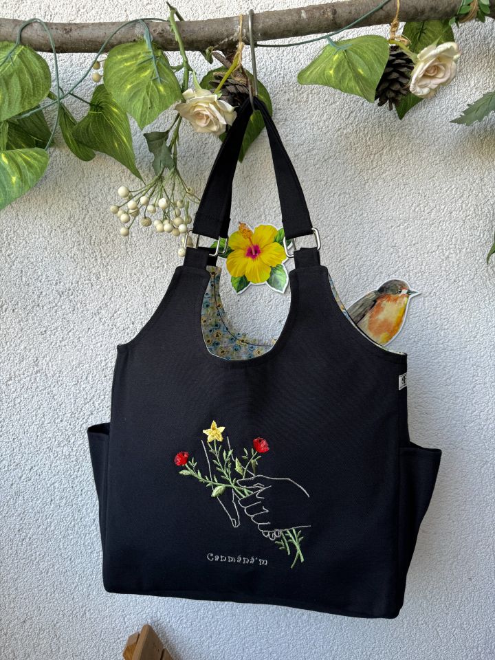 Siyah Çiçekli Eller Nakışlı Omuz Çantası