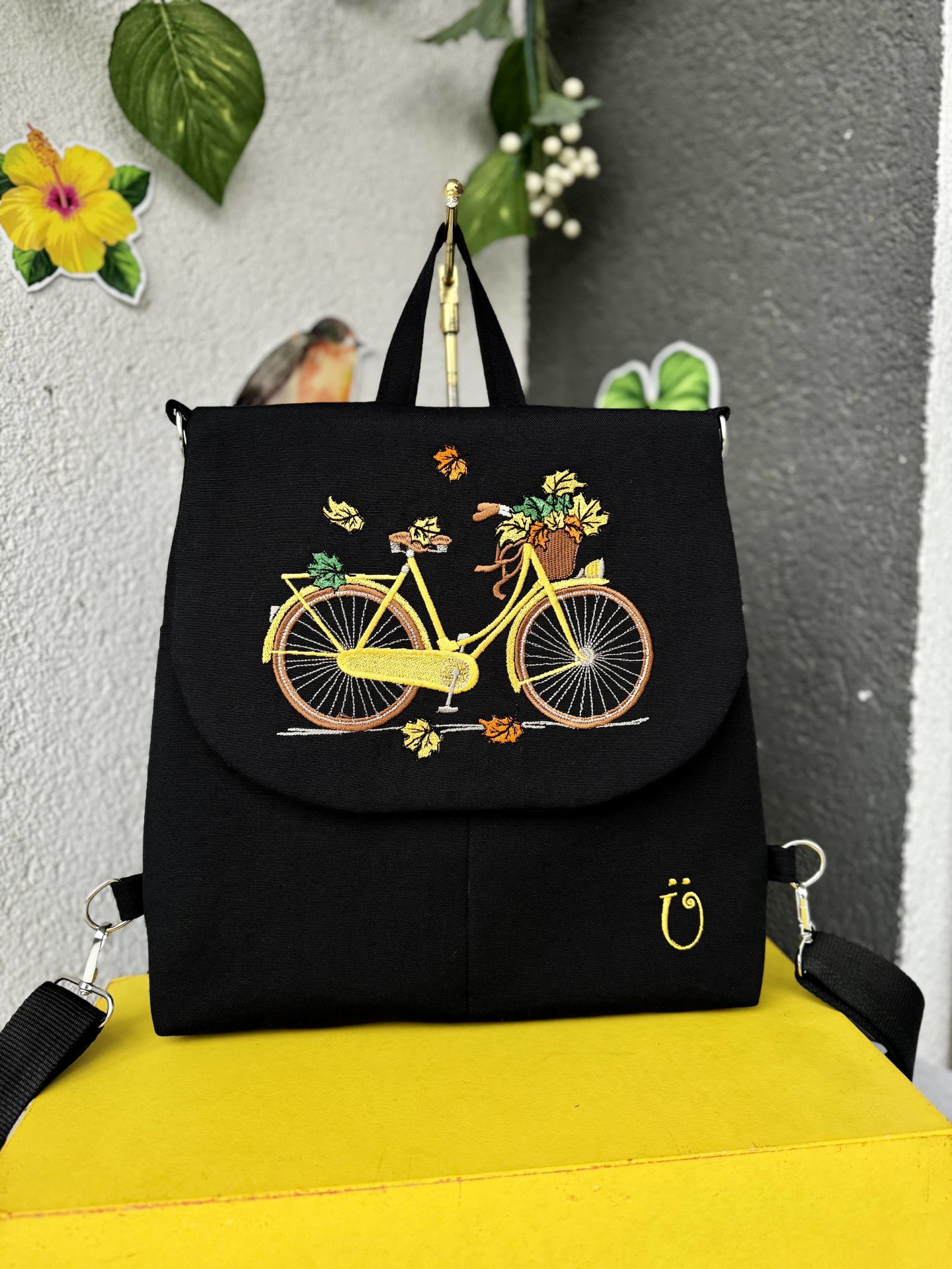 Siyah Bisikletli Nakışlı Sırt Çantası