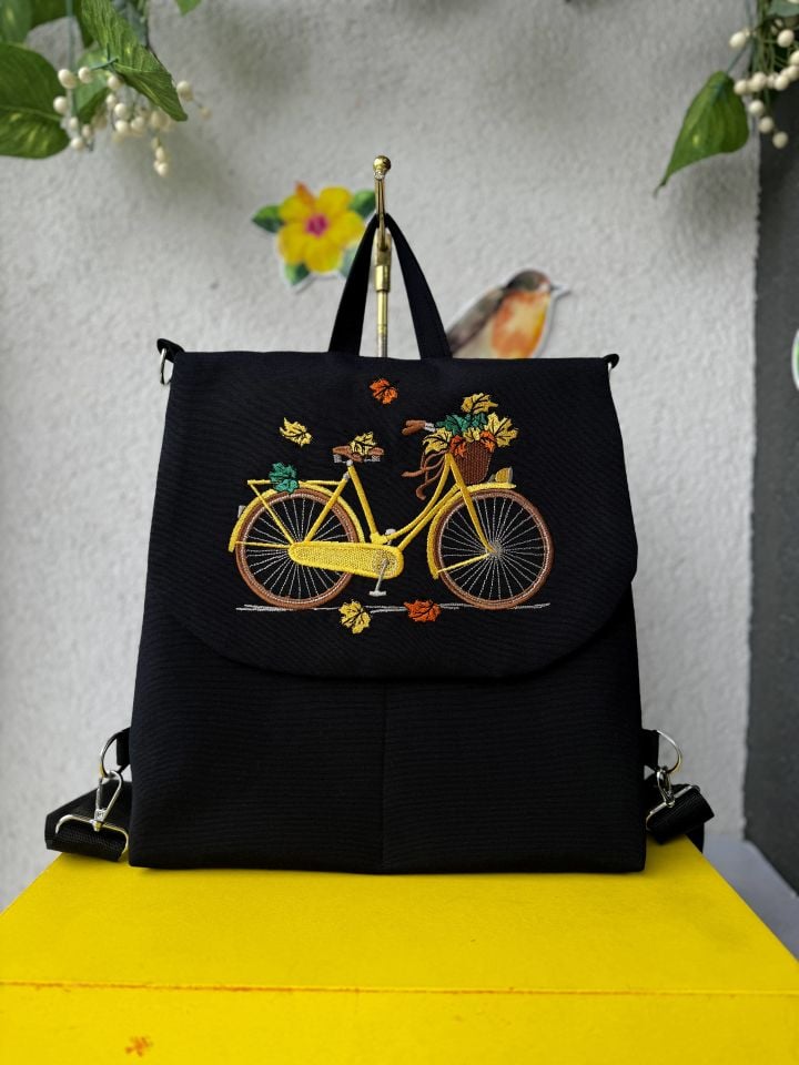 Siyah Bisikletli Nakışlı Sırt Çantası