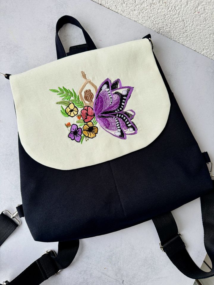 Siyah Kelebek Nakışlı Sırt Çantası