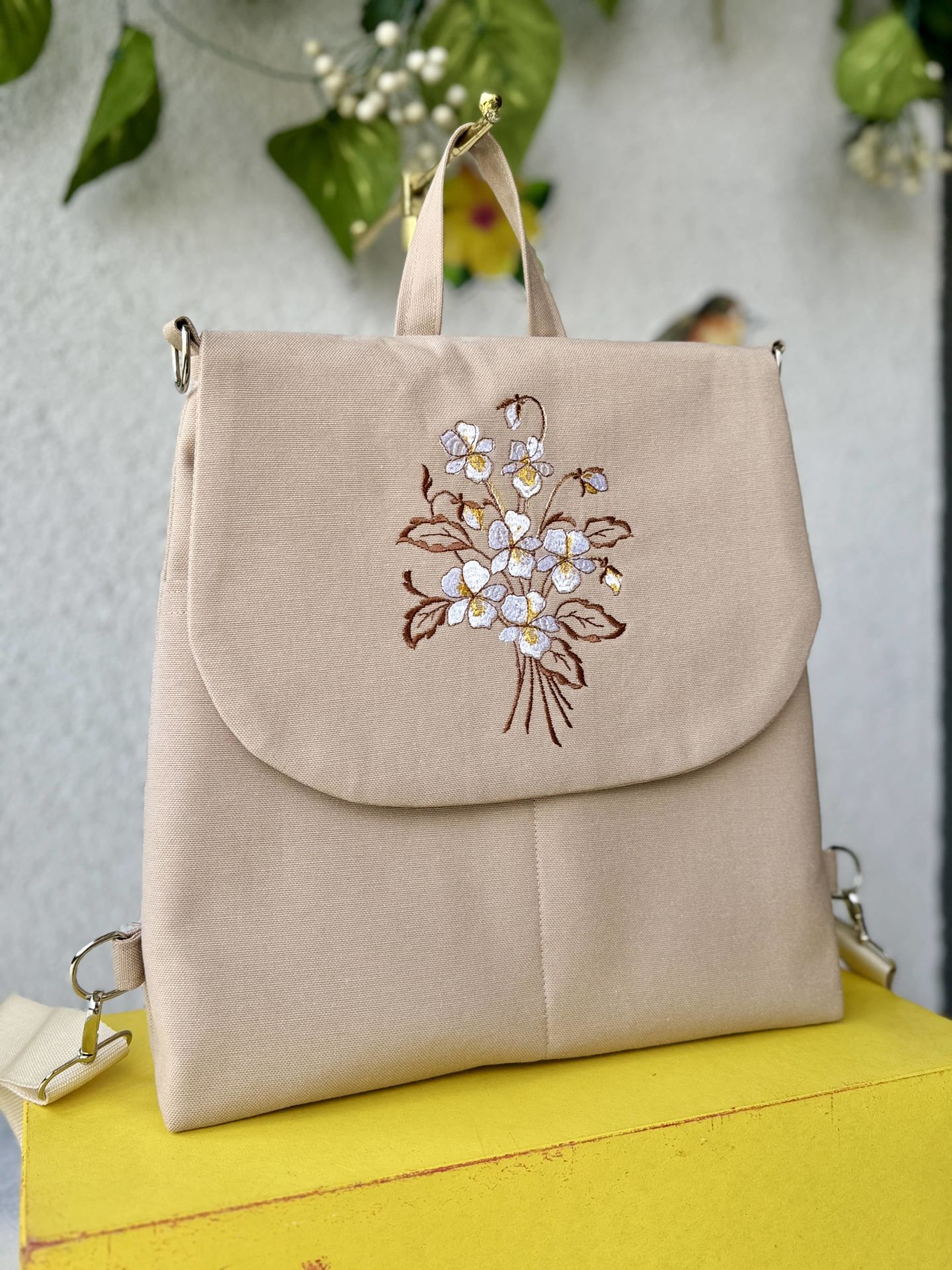 Krem Yasemin Çiçeği Nakışlı Sırt Çantası