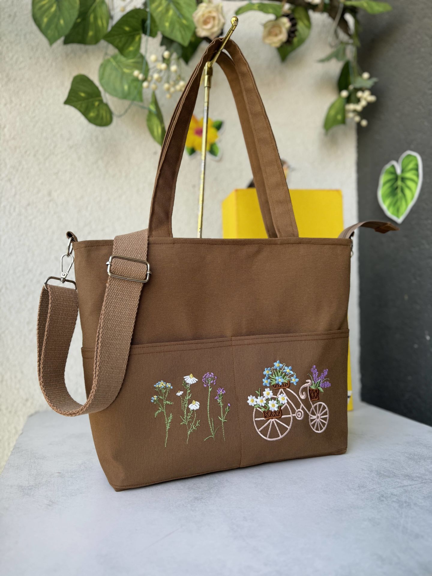 Kahverengi  Çiçekli ve Bisikletli Nakışlı Çok Cepli Omuz Çantası