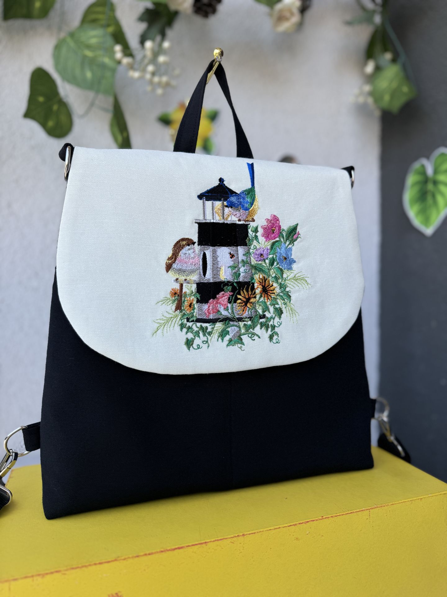 Siyah Kuş Evi Nakışlı Sırt Çantası