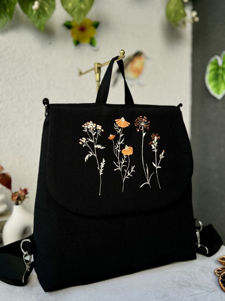 Siyah Çiçek Nakışlı Sırt Çantası