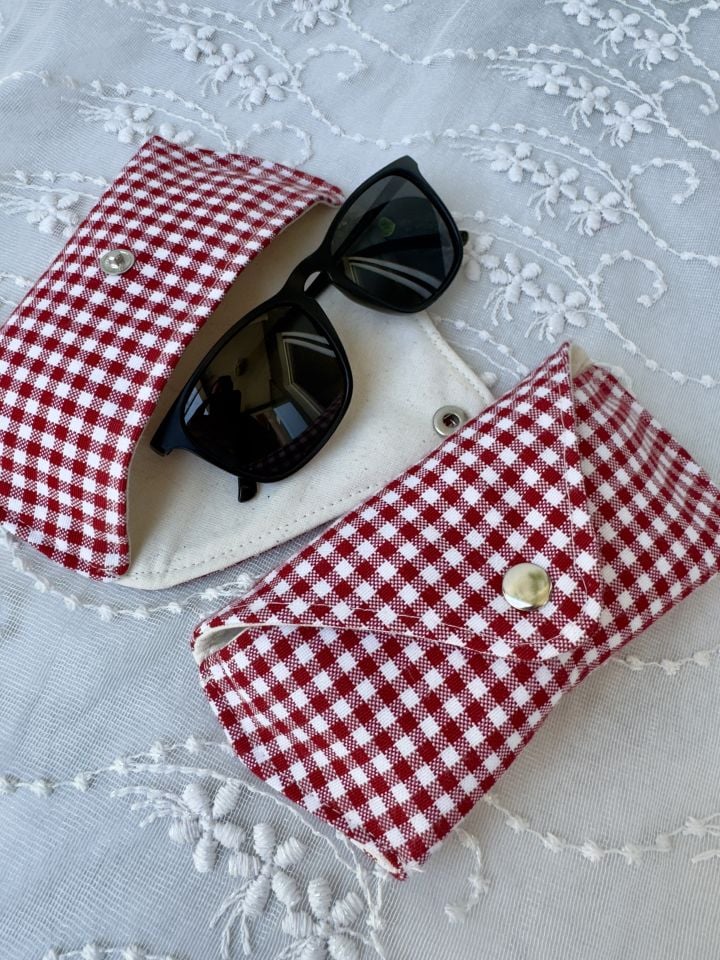 Kırmızı Pötikare Gözlük Kılıfı