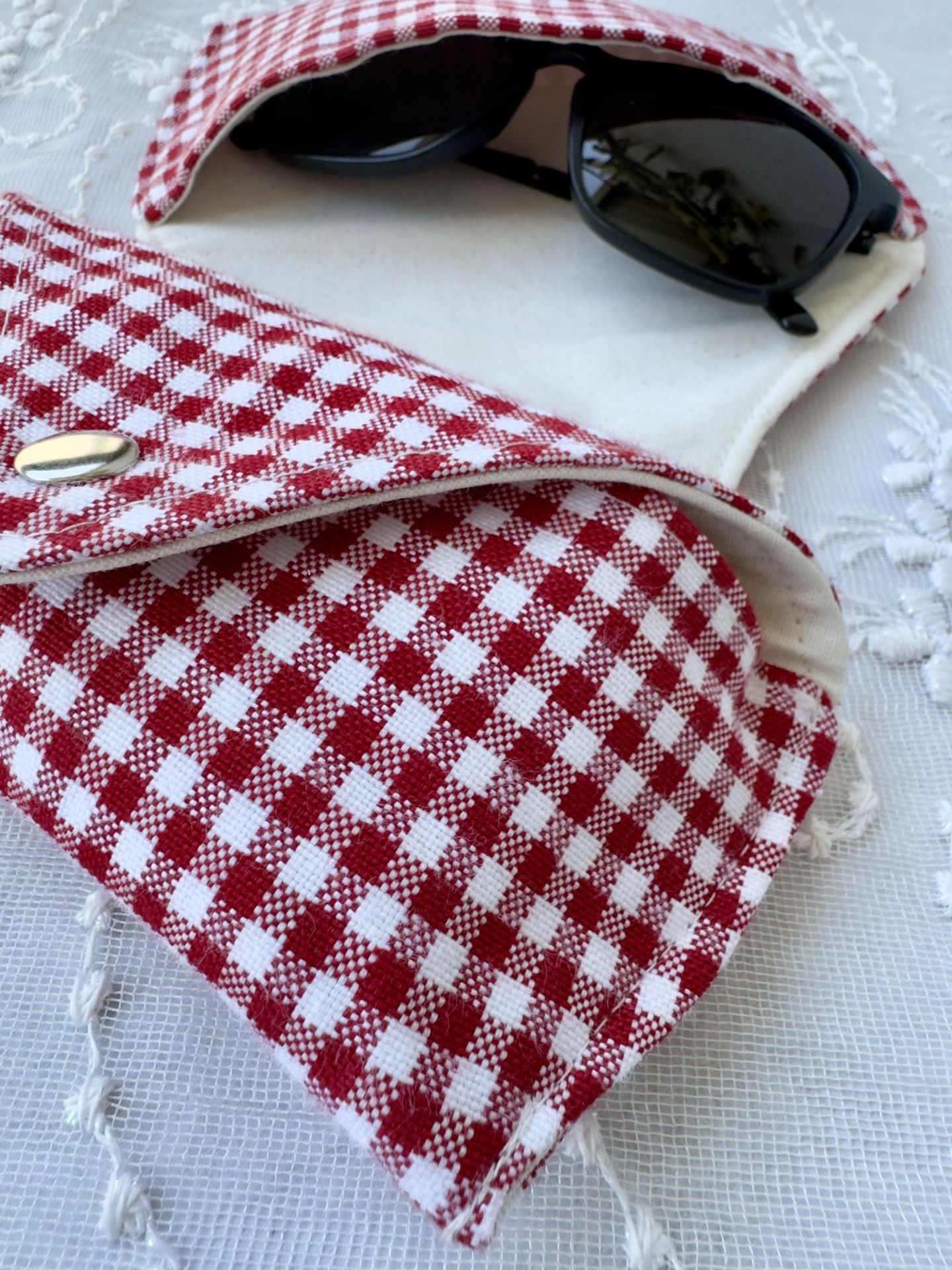 Kırmızı Pötikare Gözlük Kılıfı