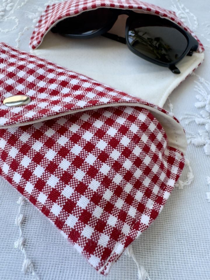 Kırmızı Pötikare Gözlük Kılıfı