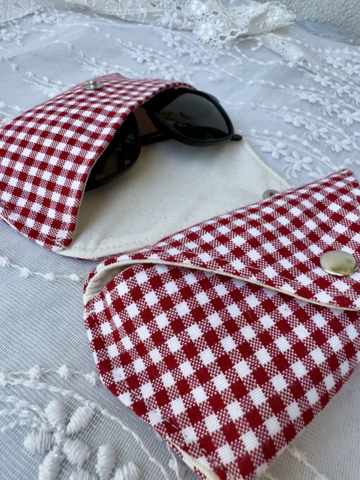 Kırmızı Pötikare Gözlük Kılıfı