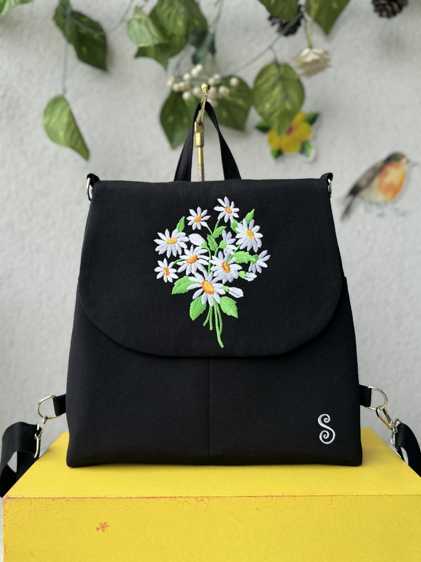 Siyah Papatya Nakışlı Sırt Çantası