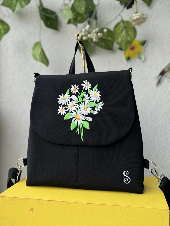 Siyah Papatya Nakışlı Sırt Çantası