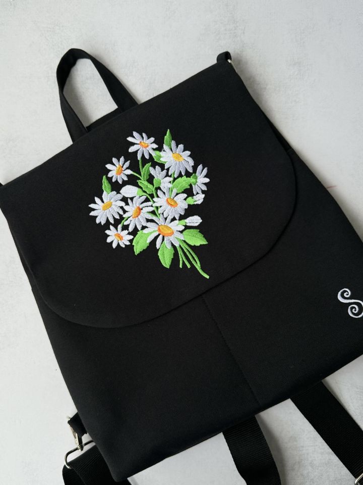Siyah Papatya Nakışlı Sırt Çantası
