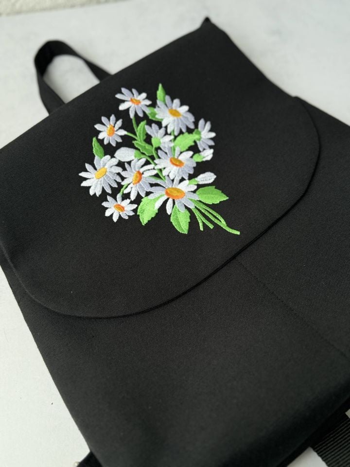Siyah Papatya Nakışlı Sırt Çantası