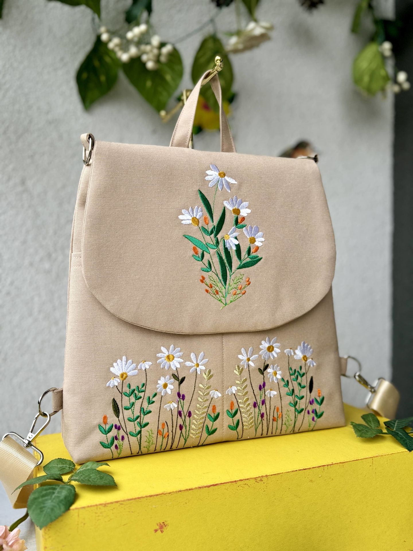 Krem Papatya Bahçesi Nakışlı Sırt Çantası