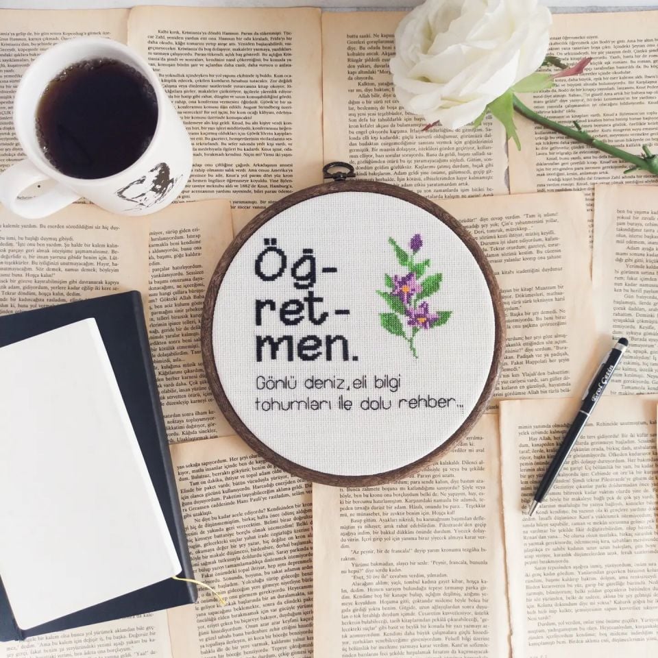 Öğretmen İşlemeli Kanaviçe Pano