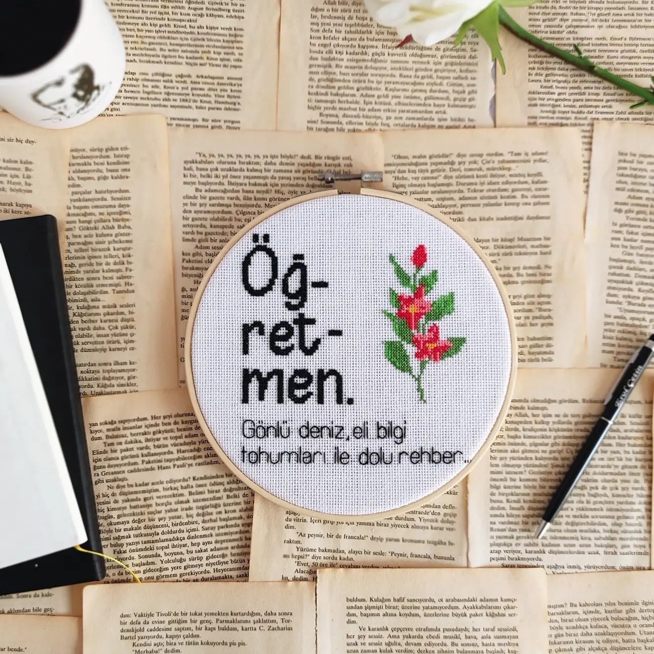 Öğretmen İşlemeli Kanaviçe Pano Kırmızı