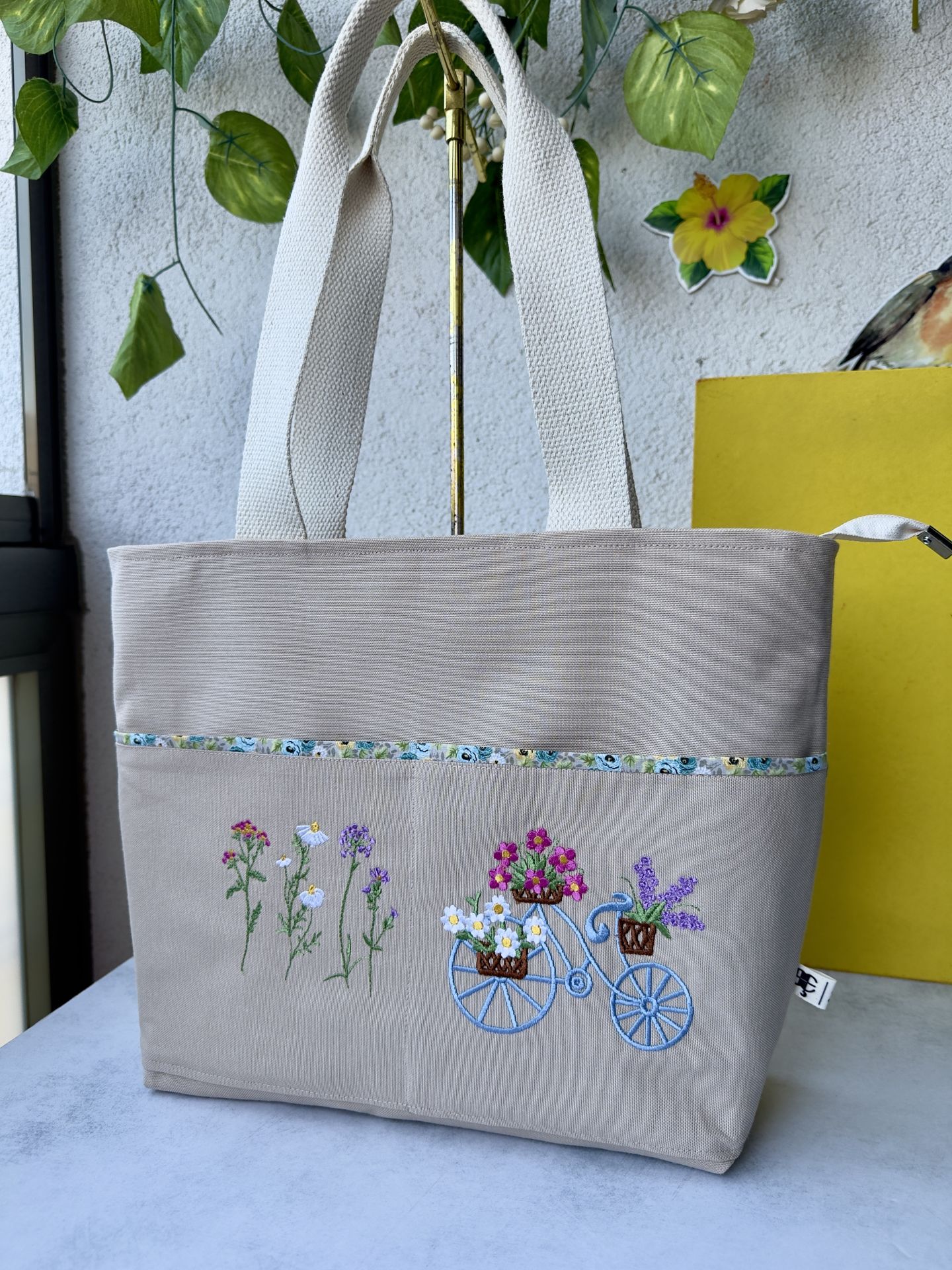 Krem Çiçekli Rota Çok Cepli Omuz Çantası