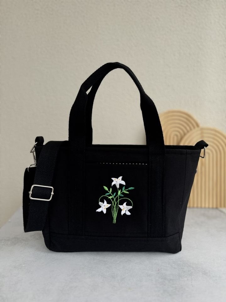 Siyah Kardelen Çiçeği Nakışlı Omuz Çantası