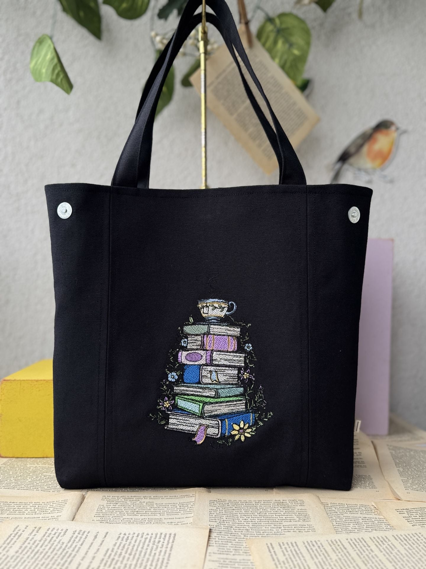 Siyah Kitap Nakışlı Omuz Çantası