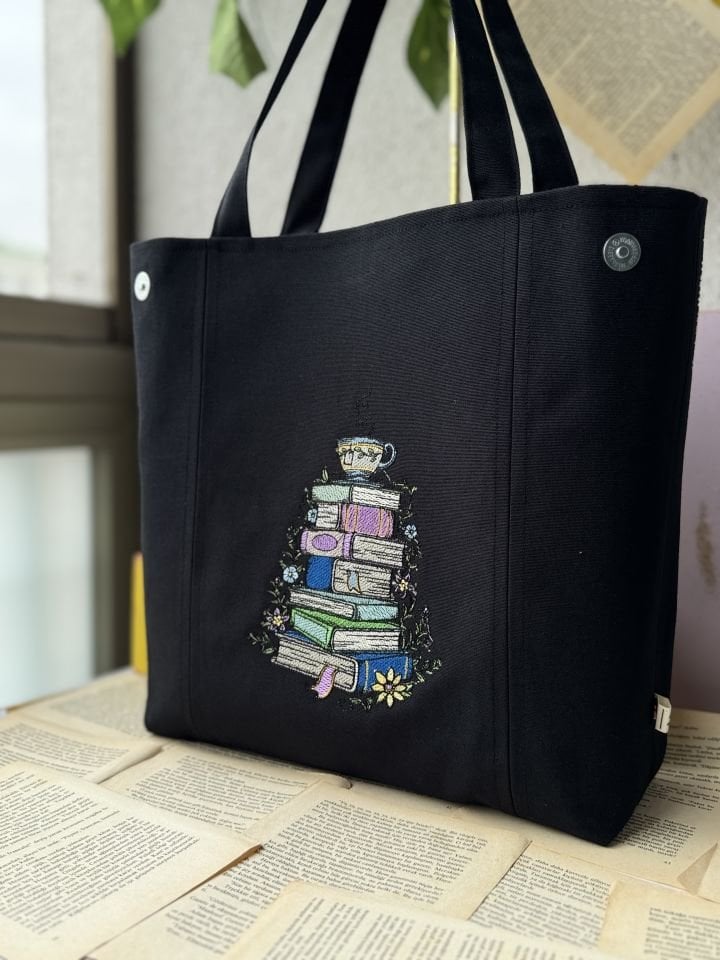 Siyah Kitap Nakışlı Omuz Çantası