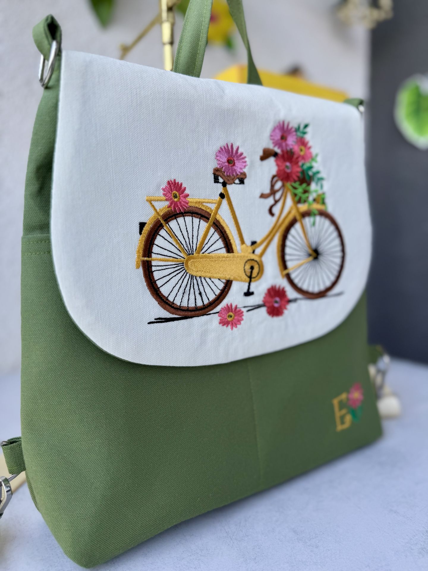 Yeşil Bisikletli Yaz Bahçesi Nakışlı Sırt Çantası