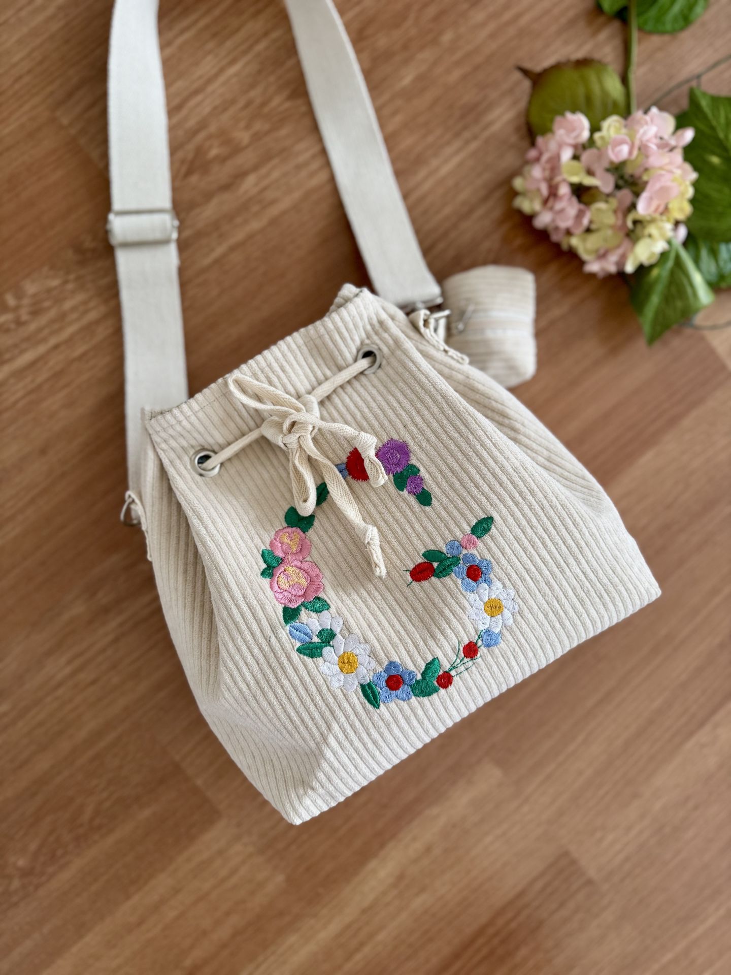 Grace Serisi Krem Fitilli Kadife Harfli Bucket Omuz Çantası