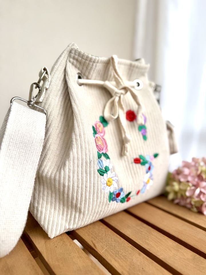 Grace Serisi Krem Fitilli Kadife Harfli Bucket Omuz Çantası