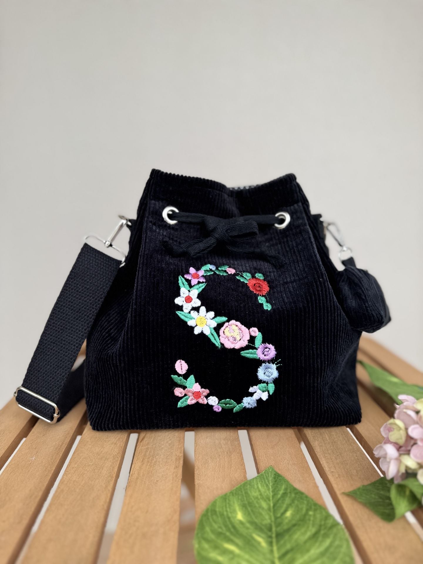 Grace Serisi Siyah Fitilli Kadife Harfli Bucket Omuz Çantası