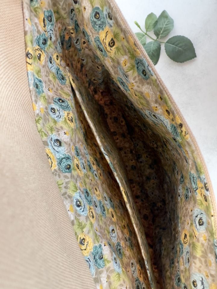 Krem Papatya Nakışlı Sırt Çantası