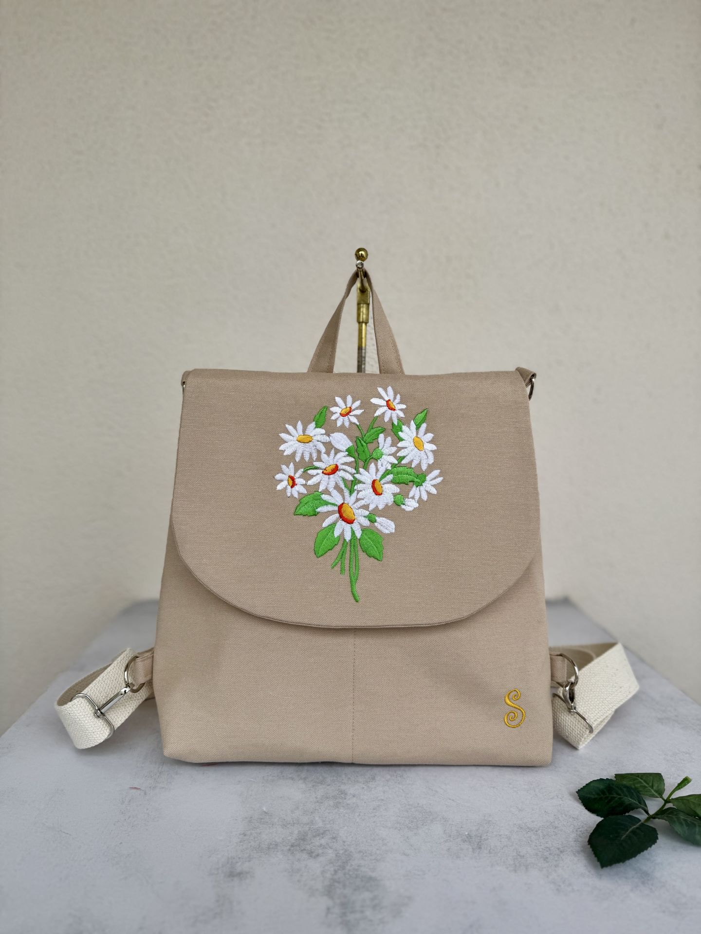 Krem Papatya Nakışlı Sırt Çantası