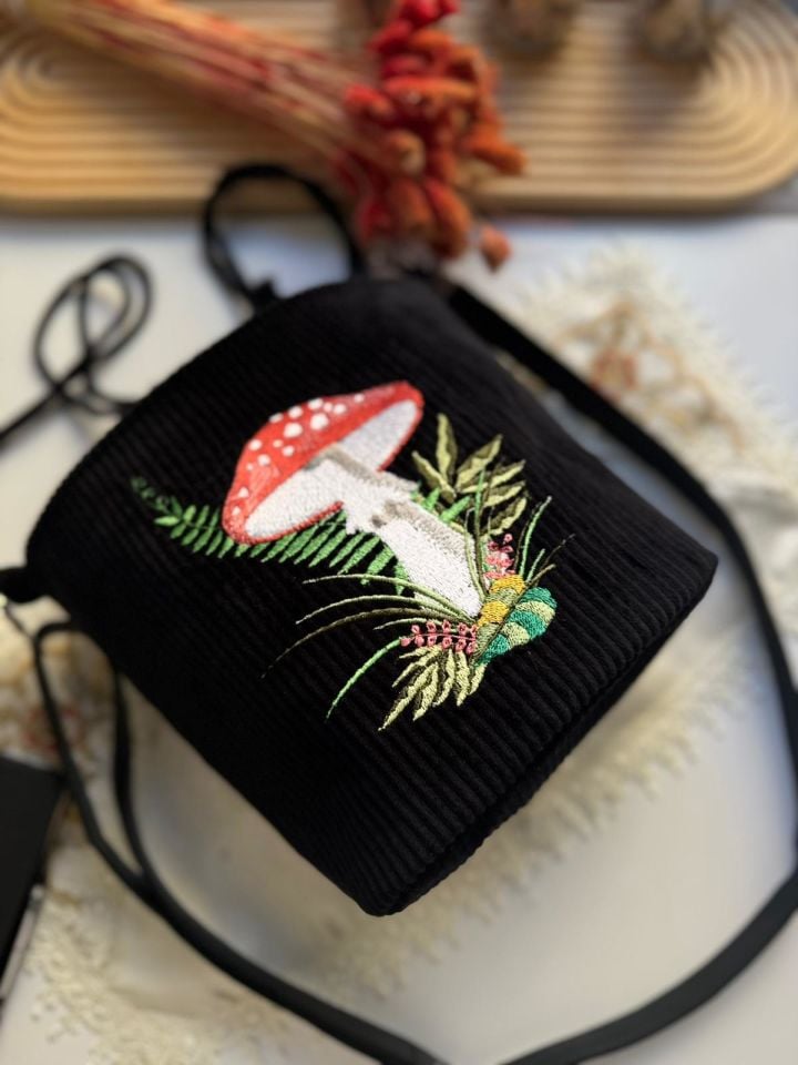 Siyah Kadife Mantar Nakışlı Omuz Çantası