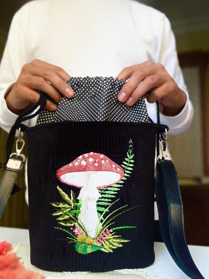 Siyah Kadife Mantar Nakışlı Omuz Çantası