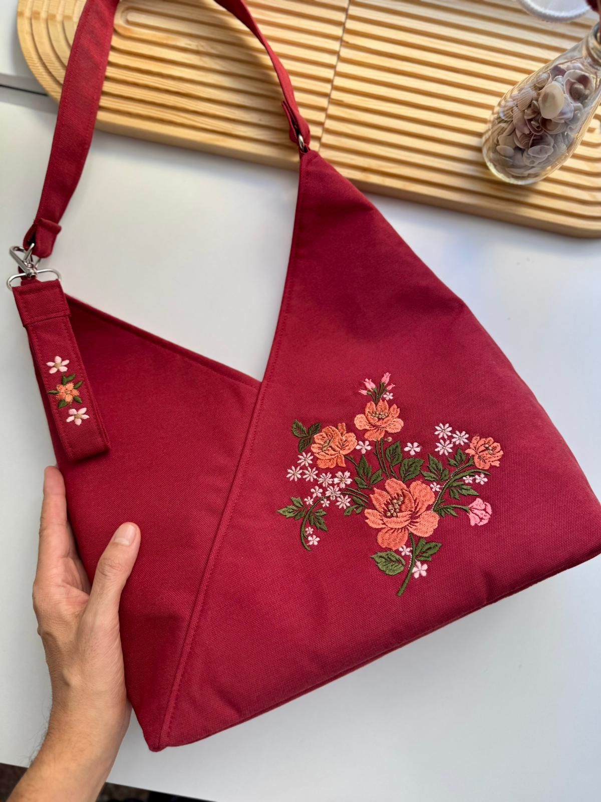 Prizma Bordo Çiçek Nakışlı Omuz Çantası