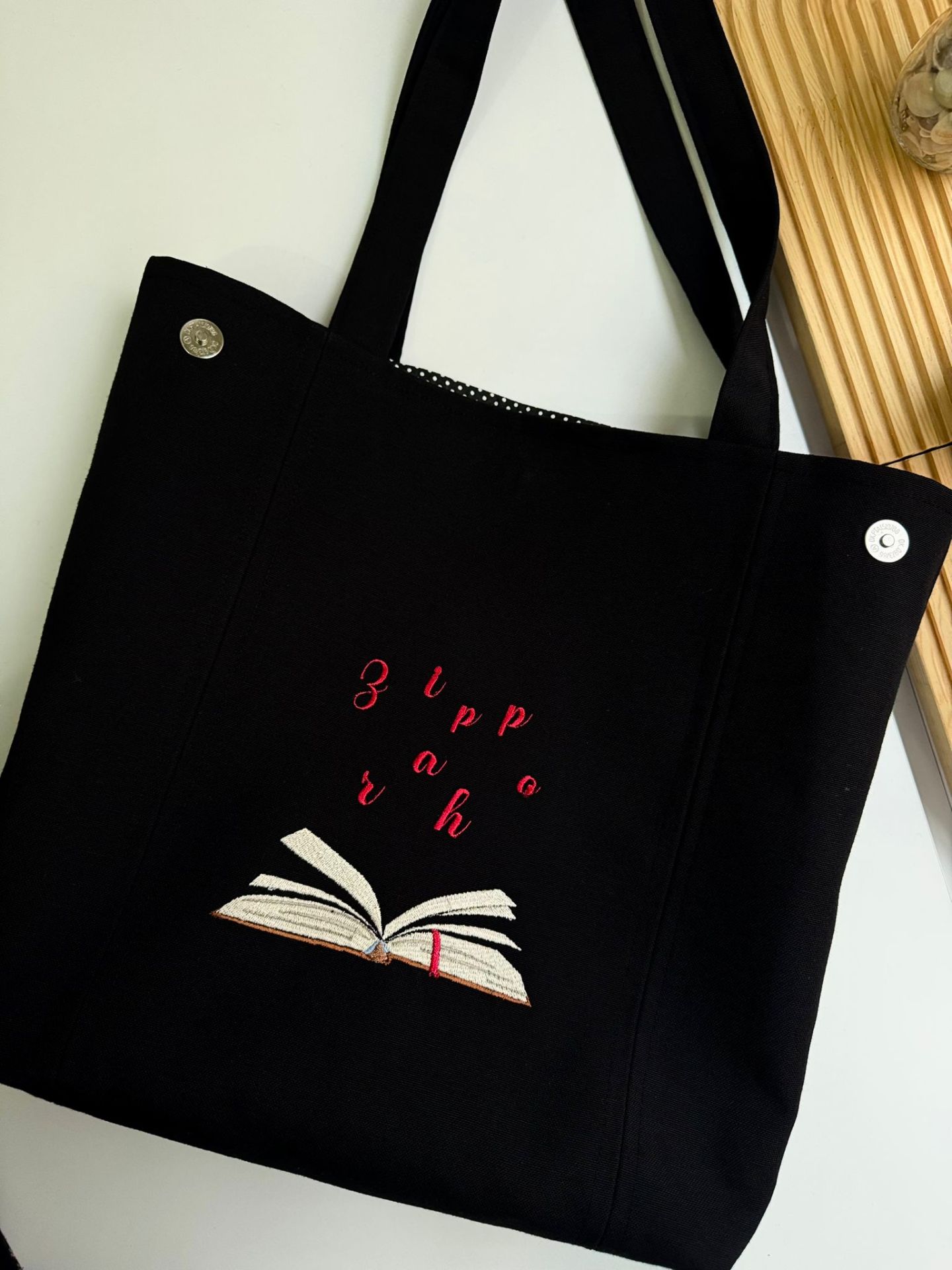 Siyah Kitap Nakışlı Omuz Çantası