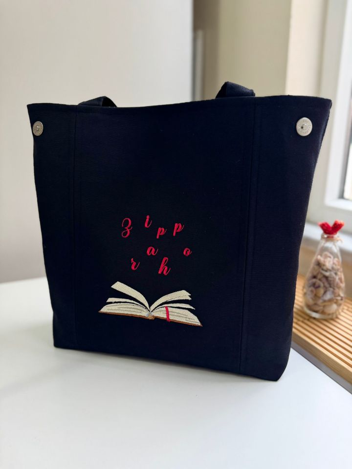 Siyah Kitap Nakışlı Omuz Çantası