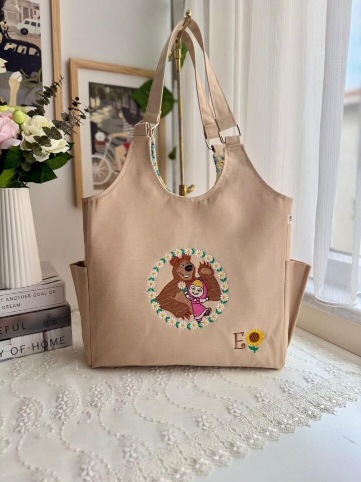 kişiye özel nakışlı çanta krem renk mişa ve koca ayı işlemeli omuz çantası