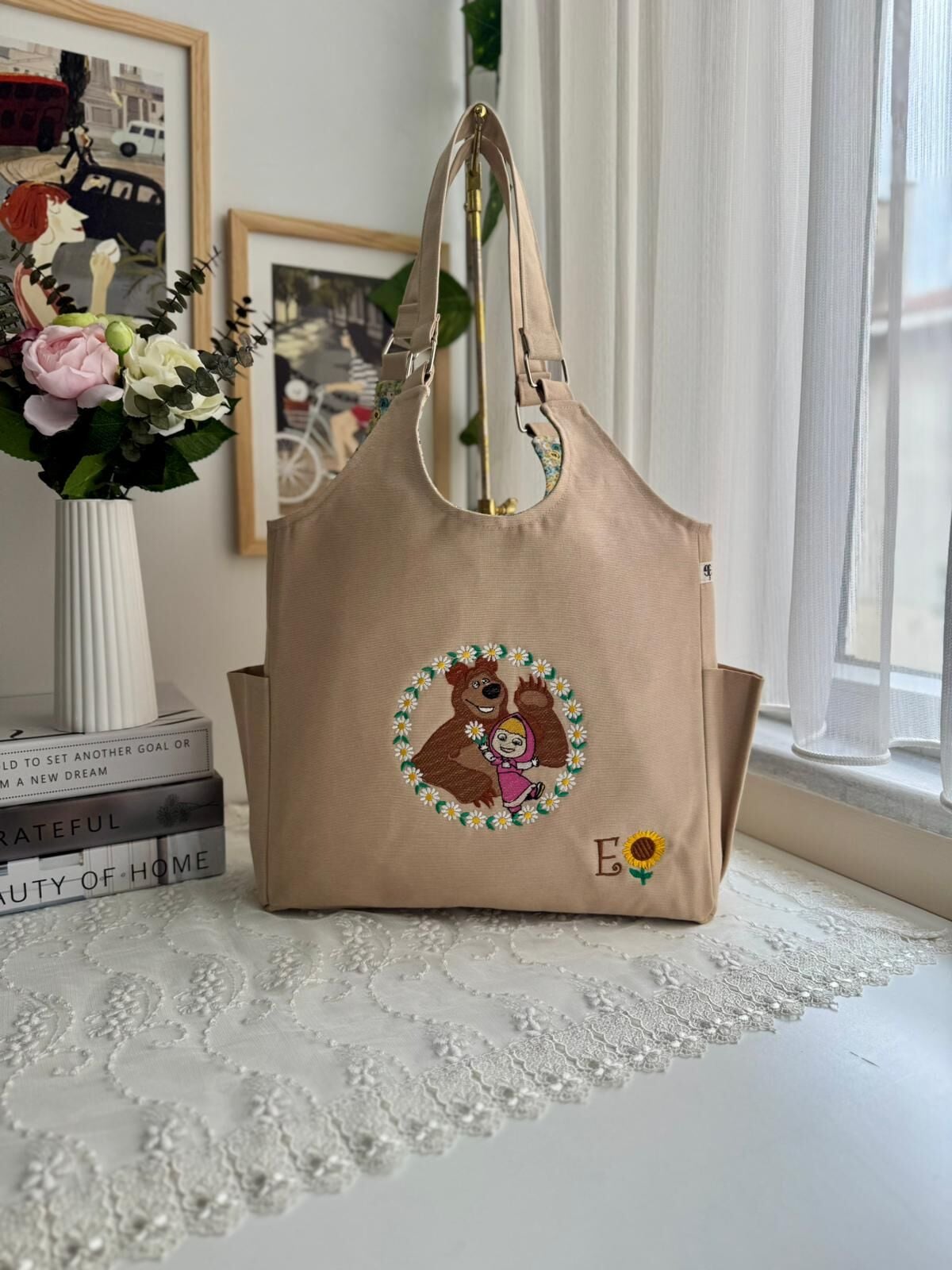 kişiye özel nakışlı çanta krem renk mişa ve koca ayı işlemeli omuz çantası