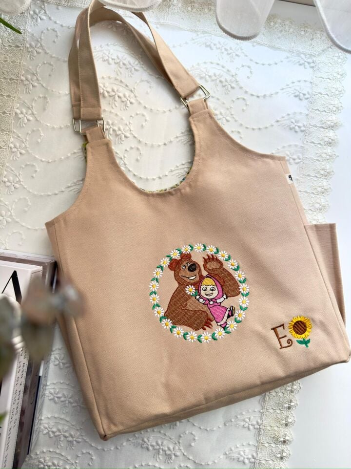 kişiye özel nakışlı çanta krem renk mişa ve koca ayı işlemeli omuz çantası