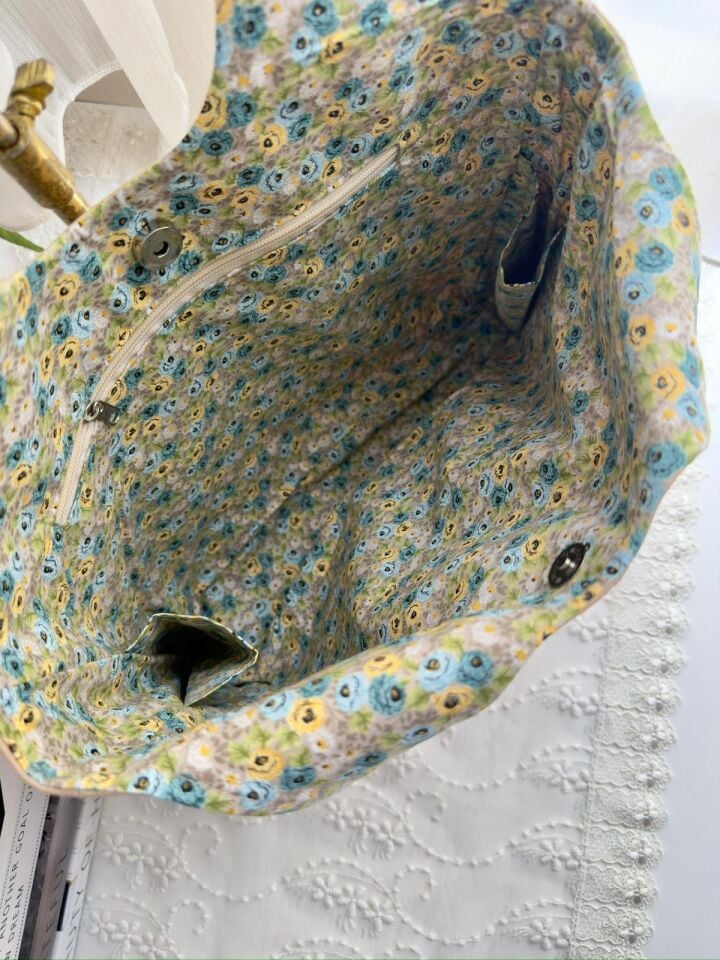 kişiye özel nakışlı çanta krem renk mişa ve koca ayı işlemeli omuz çantası