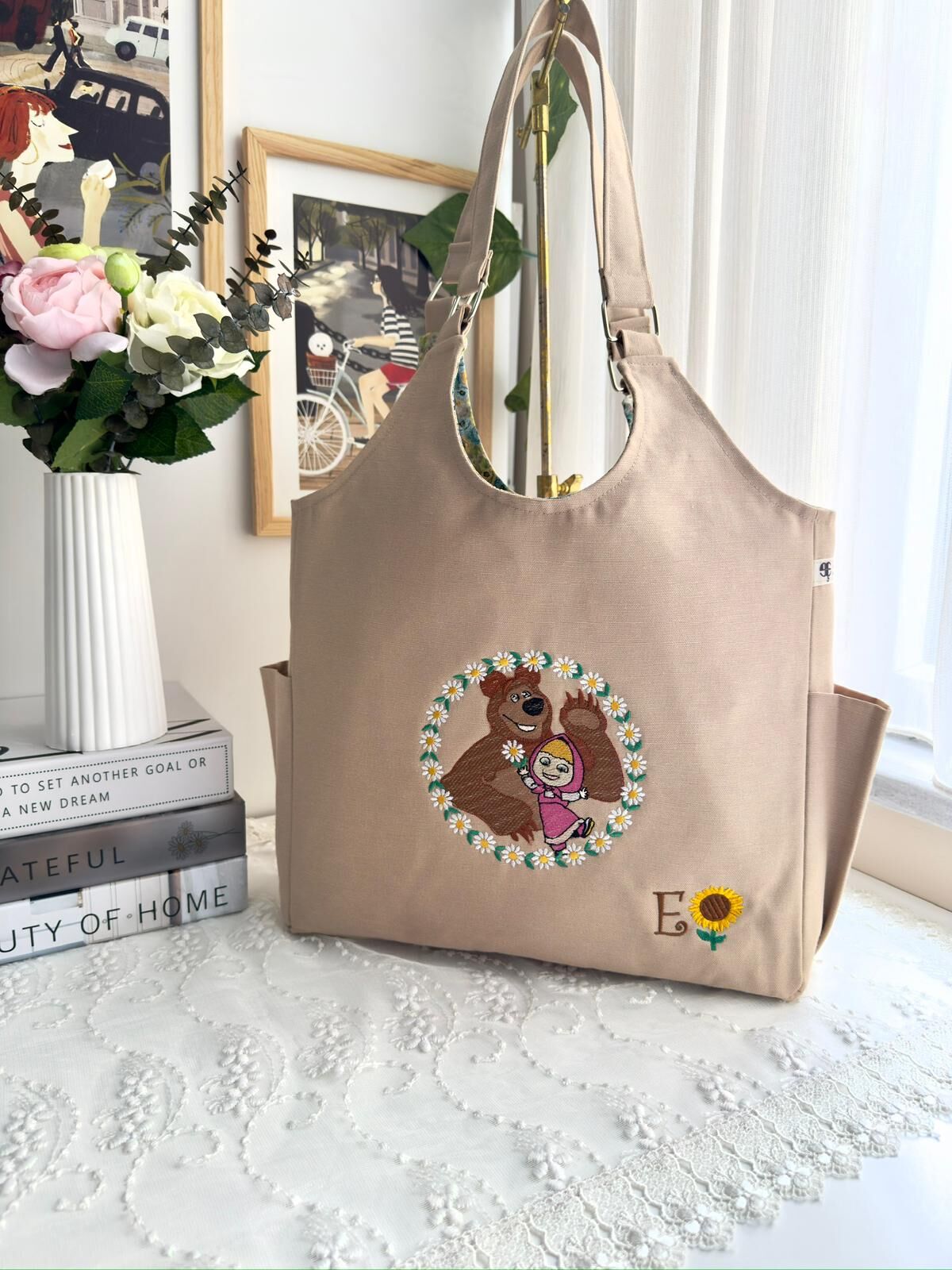 kişiye özel nakışlı çanta krem renk mişa ve koca ayı işlemeli omuz çantası