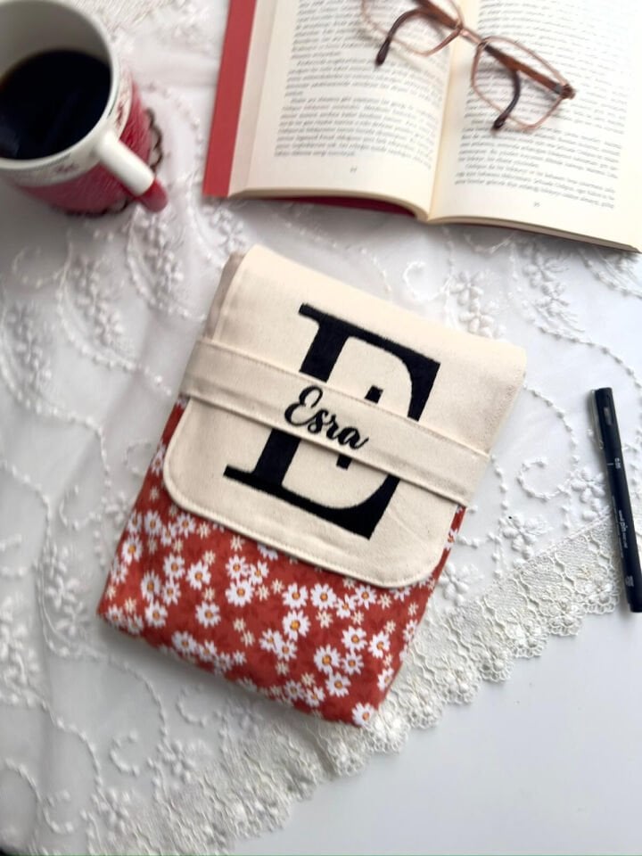 Kişiye Özel İsimli Kitap Kılıfı Kanvas Çiçek Desenli 20x22 cm